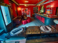 Partyraum: Extravagante Lounge mit edlen Polstermöbeln