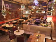 Partyraum: Kleines Restaurant mit orientalischen Anklängen